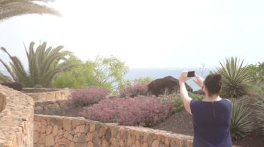 Kadın tatilde fotoğraf çekiyor. Ağır çekim 120fps.