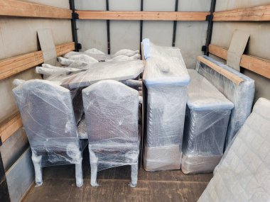 Kamyon kargosunun içinde taşınmak için hazırlanmış mobilya ve kutular.