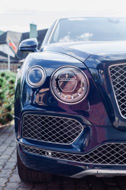 Vilnius, Litvanya - 2025-09-09 - Bentley Bentayga Bentayga ön manzaralı Bentley amblemi