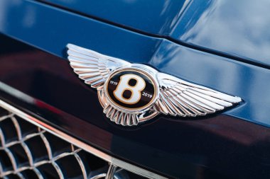 Vilnius, Litvanya - 2025-09-09 - Bentley Bentayga mavi SUV Kaput amblemi 1919-2019 yıldönümü logosunu gösteriyor