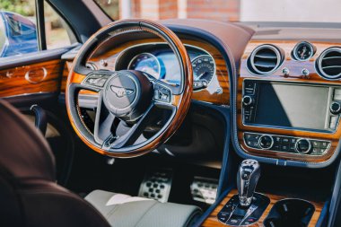 Vilnius, Litvanya - 2025-09-09 - Bentley Bentayga 'nın içi ahşap direksiyon ve mavi deri detaylarla dolu