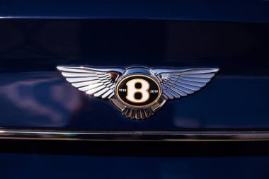Vilnius, Litvanya - 2025-09-09 - Bentley Bentayga mavi SUV Kaput amblemi 1919-2019 yıldönümü logosunu gösteriyor
