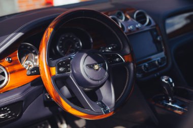 Vilnius, Litvanya - 2025-09-09 - Bentley Bentayga 'nın içi ahşap direksiyon ve mavi deri detaylarla dolu