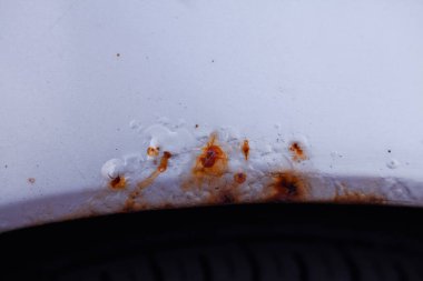 Çamurluk üzerindeki pas, aşınma ve boya hasarını gösteriyor.