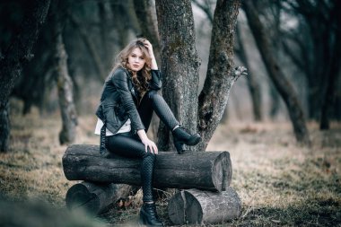 Siyah elbiseli kız.