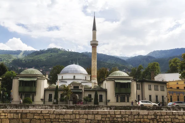 stock image SARAJEVO / BOSNIA AND HERZEGOVINA - September 2, 2018: Outdoor view of Careva Dzamija mosque in Sarajevo on the miljacka riverbank.