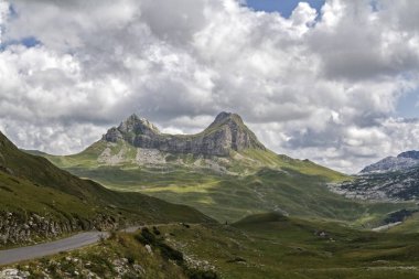 Taze ot ve güzel tepeler güzel manzara Karadağ. Durmitor Milli Parkı Karadağ bölümünde dinar Alplerinin ortasından geçiyordu. Durmitor Park, Unesco Dünya Mirası kullanıma geçiş 1980, park uyku anlamına gelir.