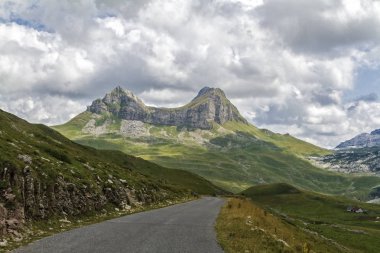 Taze ot ve güzel tepeler güzel manzara Karadağ. Durmitor Milli Parkı Karadağ bölümünde dinar Alplerinin ortasından geçiyordu. Durmitor Park, Unesco Dünya Mirası kullanıma geçiş 1980, park uyku anlamına gelir.