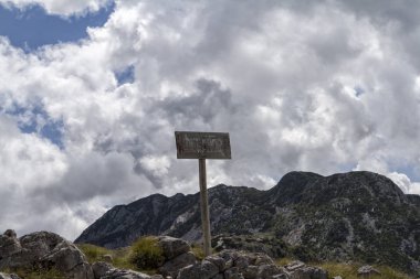 Taze ot ve güzel tepeler güzel manzara Karadağ. Durmitor Milli Parkı Karadağ bölümünde dinar Alplerinin ortasından geçiyordu. Durmitor Park, Unesco Dünya Mirası kullanıma geçiş 1980, park uyku anlamına gelir.