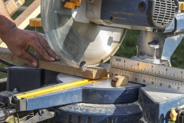 Çatı İnşaat Sanayi. Daire testere üzerinde çalışıyorum. Ahşap öğeleri testere ile kesme.