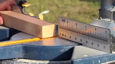 Çatı İnşaat Sanayi. Daire testere üzerinde çalışıyorum. Ahşap öğeleri testere ile kesme.