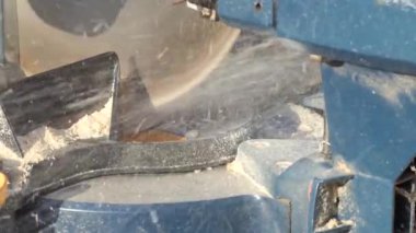 Çatı İnşaat Sanayi. Daire testere üzerinde çalışıyorum. Ahşap öğeleri testere ile kesme.