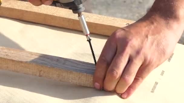屋根工事の建物 建設の要素をアタッチする電気スクリュー ドライバーを使用している人 — ストック動画