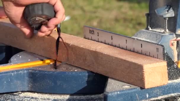 屋根工事の建物 丸鋸で動作します 鋸引き木の要素 — ストック動画