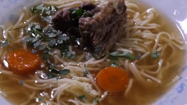 Soğan ve havuç suyu pişmiş sığır eti. Spin hareket.