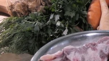 Et, sebze ve otlar. Suyu yemek pişirmek için hazırlanan malzemeler.