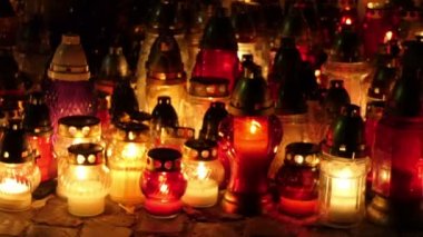 Cementery gece mezar mum. Tüm Azizler günü. Odak çekim.