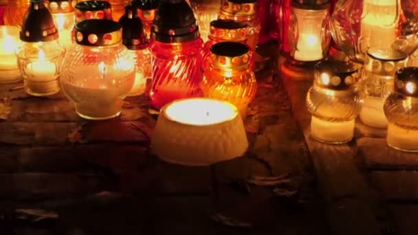 Velas Túmulo Cimentaria Durante Noite Dia Todos Santos — Vídeo de Stock