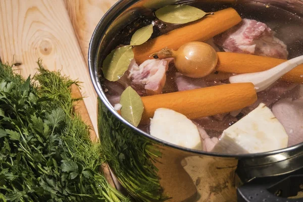 Zutaten Für Rinderbrühe Auf Holztisch Fleisch Gemüse Und Kräuter — Stockfoto