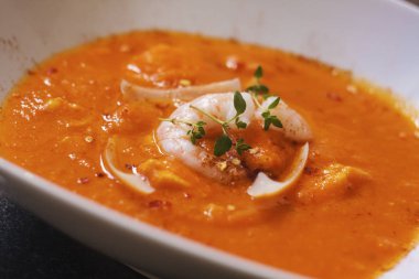 Bouillabaisse çorba. Shimps, Balık fileto ve sebze ile lezzetli balık çorbası.
