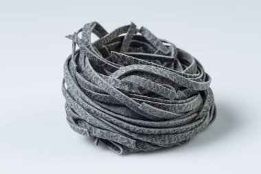 Beyaz izole fesleğen yaprakları ile ham pişmemiş makarna.