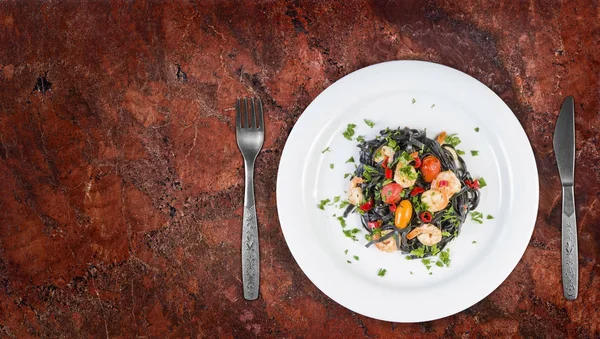 Calamari Neri Fettuccine Con Gamberetti Gamberetti Pomodorini Prezzemolo Peperoncino Salsa — Foto Stock