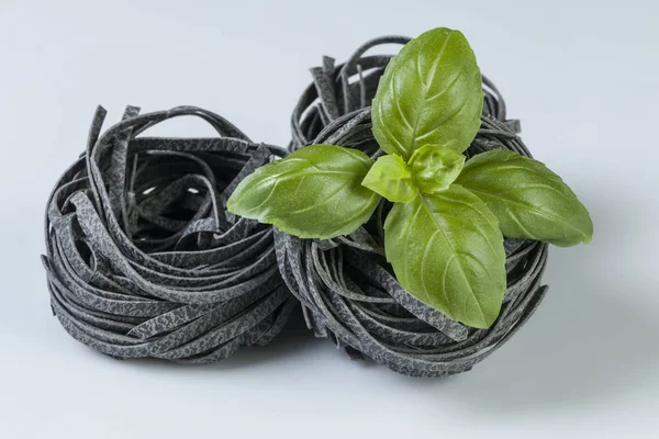 Pastas Crudas Sin Cocer Con Hojas Albahaca Aisladas Sobre Blanco —  Fotos de Stock