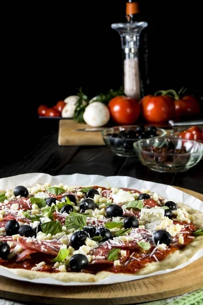 Pizza Mentah Mentah Mentah Mentah Dengan Pepperoni Salami Zaitun Hitam — Stok Foto