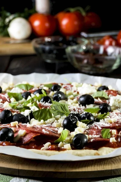 Pizza Mentah Mentah Mentah Mentah Dengan Pepperoni Salami Zaitun Hitam — Stok Foto