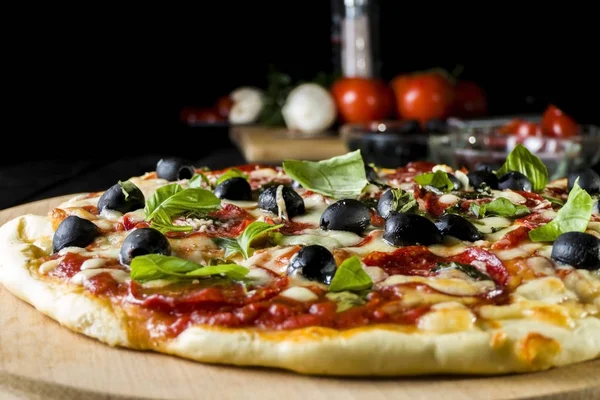 Pizza Panggang Dengan Salami Pepperoni Zaitun Hitam Kemangi Dan Keju — Stok Foto
