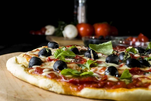 Pizza Panggang Dengan Salami Pepperoni Zaitun Hitam Kemangi Dan Keju — Stok Foto