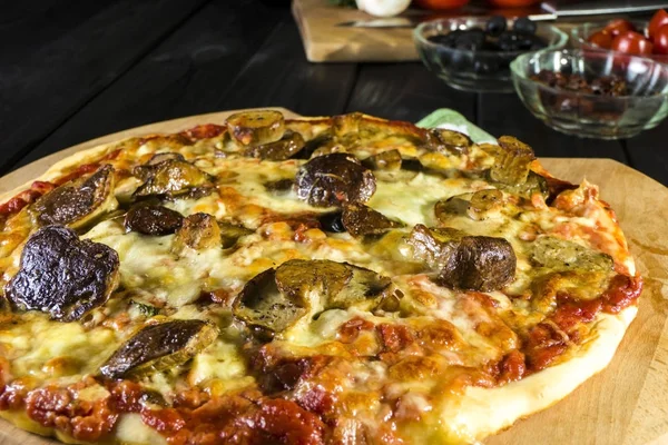 Pizza Panggang Buatan Sendiri Dengan Keju Dan Jamur Liar — Stok Foto