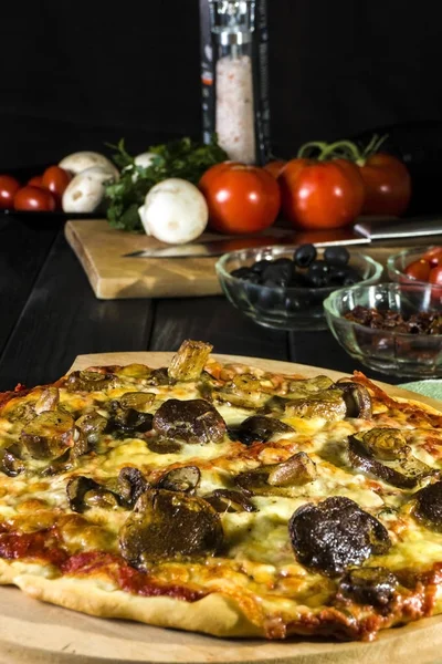Pizza Panggang Buatan Sendiri Dengan Keju Dan Jamur Liar — Stok Foto