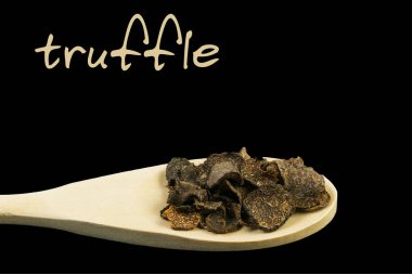 tahta kaşık siyah arka plan üzerine izole Truffle