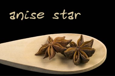 tahta kaşık siyah arka plan üzerine izole Yıldız anason. Latince adı yıldız verum.