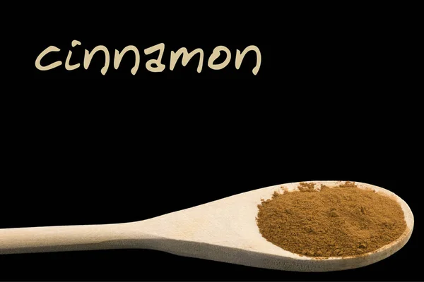 Zimt Auf Holzlöffel Isoliert Auf Schwarzem Hintergrund Lateinischer Name Cinnamomum — Stockfoto