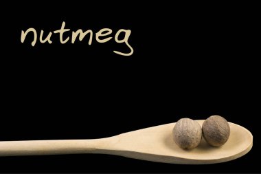 tahta kaşık siyah arka plan üzerine izole üzerinde küçük Hindistan cevizi