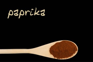 tahta kaşık siyah arka plan üzerine izole üzerinde kırmızı biber