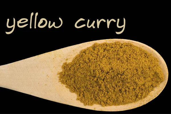 Curry Jaune Sur Cuillère Bois Isolé Sur Fond Noir — Photo