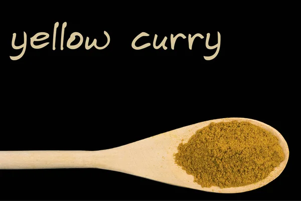 Curry Jaune Sur Cuillère Bois Isolé Sur Fond Noir — Photo