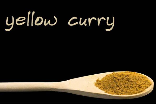 Curry Amarillo Sobre Cuchara Madera Aislada Sobre Fondo Negro —  Fotos de Stock