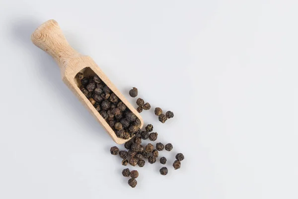 Zwarte Peper Peper Houten Lepel Geïsoleerd Een Witte Achtergrond Closeup — Stockfoto