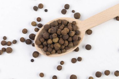 Allspices veya tahta kaşık beyaz arka plan üzerinde izole Jamaika biber. Üstten görünüm.