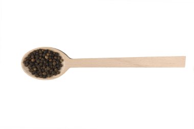 biber peppercorns tahta kaşık beyaz arka plan üzerinde izole üzerinde