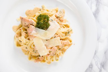 Lezzetli somon makarna yemek, Parmesan ve maydanoz ile tagliatelle erişte.