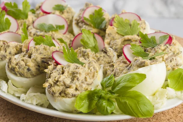 Ovos Cozidos Recheados Com Cogumelos Champignon Rabanete Fatiado Salsa Salada — Fotografia de Stock