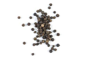 Beyaz arka plan üzerinde izole kara biber peppercorns yığını
