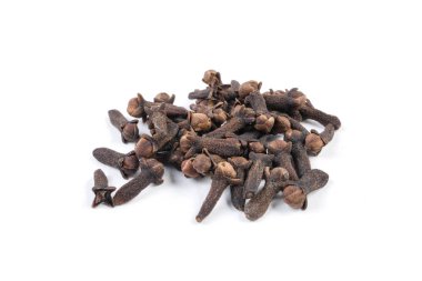 karanfil beyaz zemin üzerine izole yığını