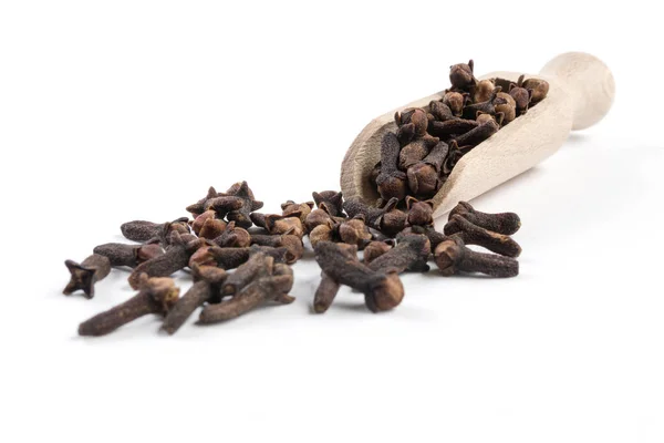 Cloves Wooden Scoop Isolated White Background Closeup — Stock Photo, Image