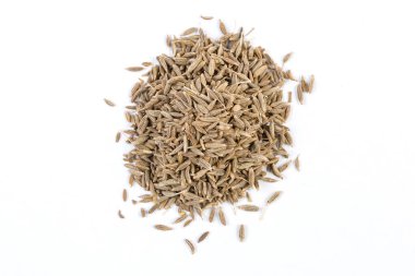 Beyaz arka plan üzerinde izole kimyon yığın